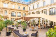 Un espace extérieur convivial pour vos pauses, cocktails ou instants de détente avec une architecture contemporaine et accueillante, reflet du dynamisme du lieu. | © Crowne Plaza Paris République